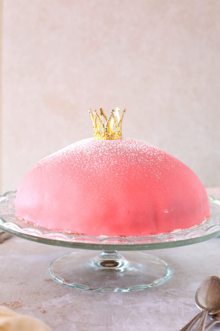 Le prinsesstårta (gâteau princesse) est un gâteau traditionnel suédois à étages recouvert d'un dôme caractéristique en pâte d'amande.