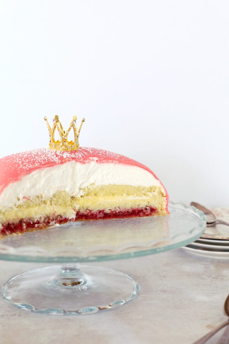 Le prinsesstårta (gâteau princesse) est un gâteau traditionnel suédois à étages recouvert d'un dôme caractéristique en pâte d'amande.