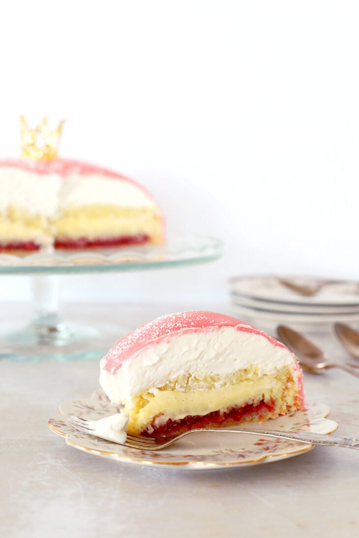 Le prinsesstårta (gâteau princesse) est un gâteau traditionnel suédois à étages recouvert d'un dôme caractéristique en pâte d'amande.