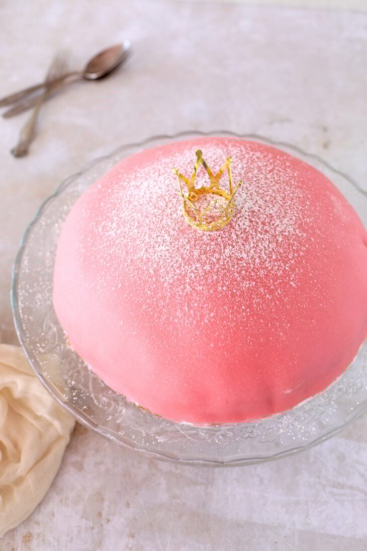 Le prinsesstårta (gâteau princesse) est un gâteau traditionnel suédois à étages recouvert d'un dôme caractéristique en pâte d'amande.