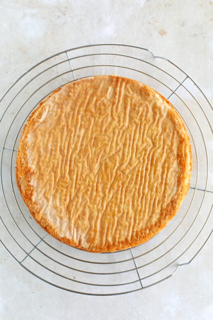 Le prinsesstårta (gâteau princesse) est un gâteau traditionnel suédois à étages recouvert d'un dôme caractéristique en pâte d'amande.