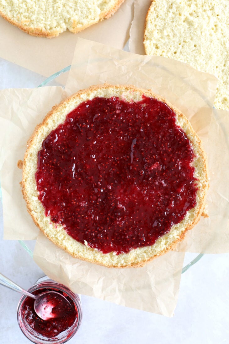 Le prinsesstårta (gâteau princesse) est un gâteau traditionnel suédois à étages recouvert d'un dôme caractéristique en pâte d'amande.