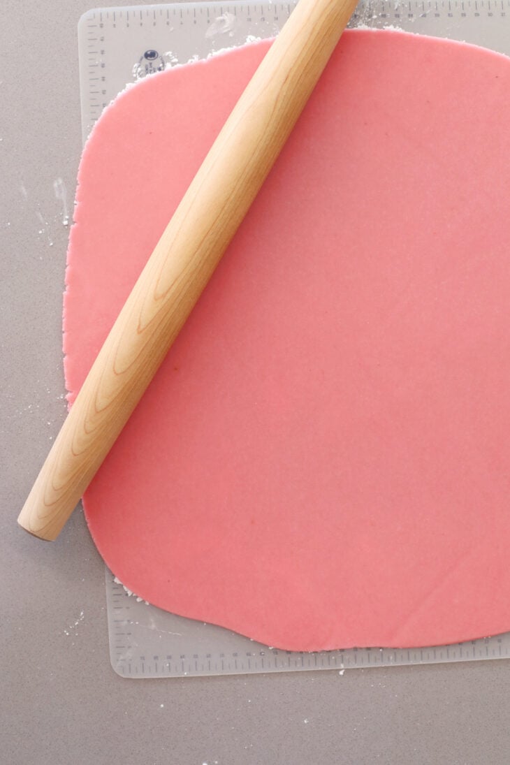 Le prinsesstårta (gâteau princesse) est un gâteau traditionnel suédois à étages recouvert d'un dôme caractéristique en pâte d'amande.