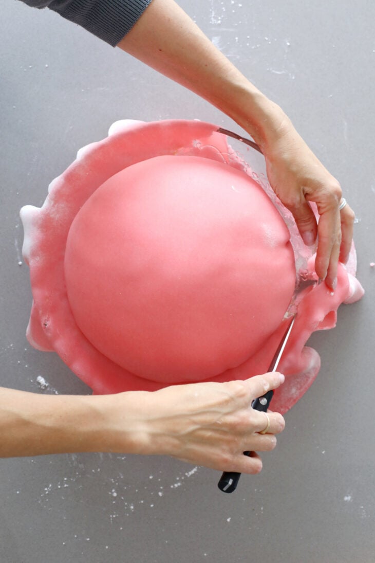 Le prinsesstårta (gâteau princesse) est un gâteau traditionnel suédois à étages recouvert d'un dôme caractéristique en pâte d'amande.