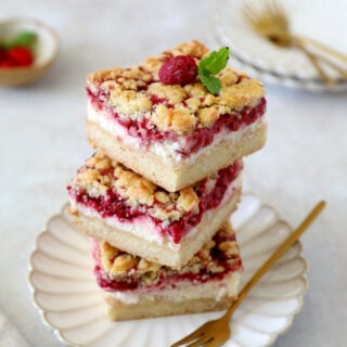 Ces carrés crumble cheesecake aux framboises sont irrésistiblement gourmandes, faciles à préparer et à partager