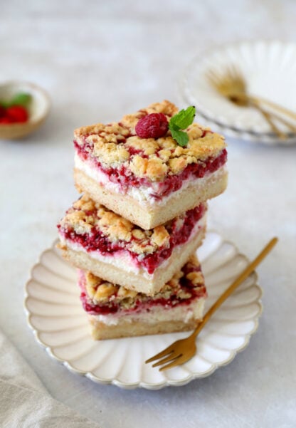 Ces carr&eacute;s crumble cheesecake aux framboises sont irr&eacute;sistiblement gourmandes, faciles &agrave; pr&eacute;parer et &agrave; partager
