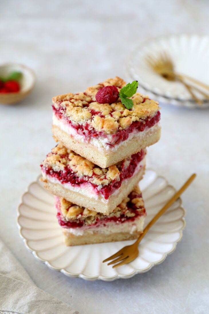 Ces carrés crumble cheesecake aux framboises sont irrésistiblement gourmandes, faciles à préparer et à partager