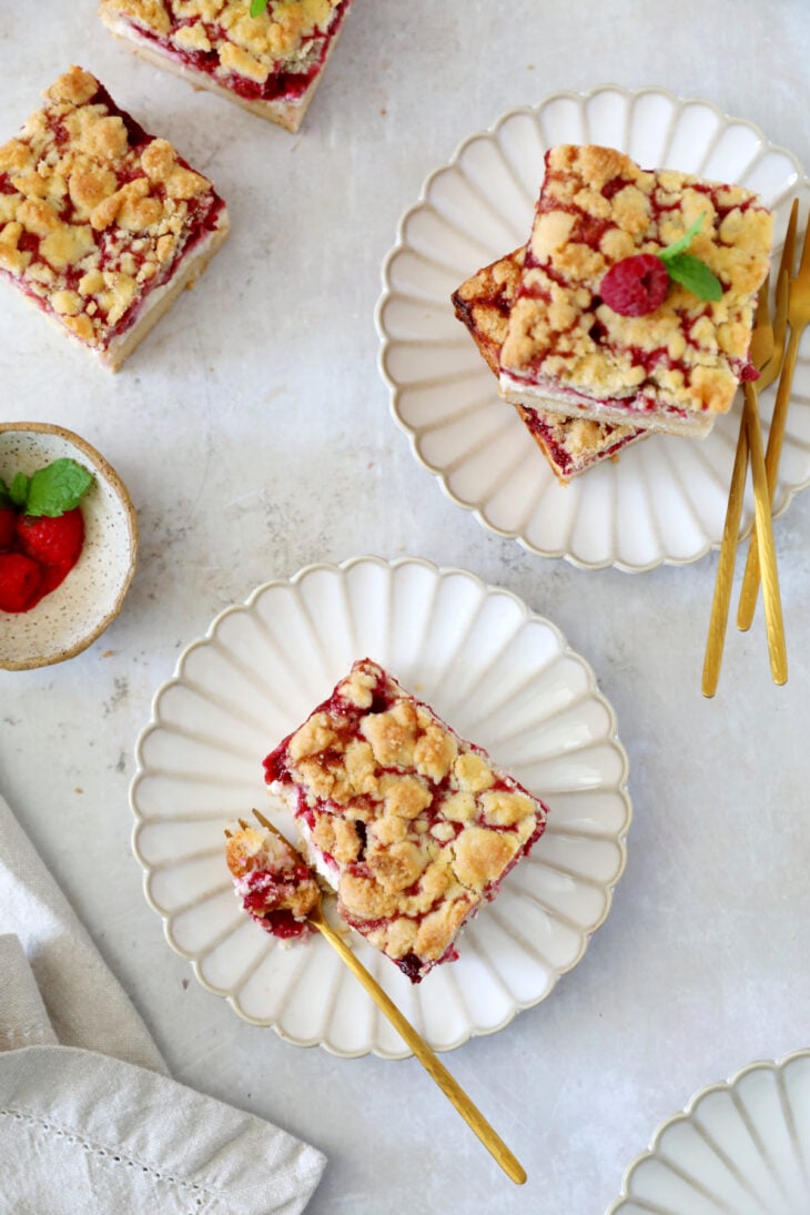 Ces carrés crumble cheesecake aux framboises sont irrésistiblement gourmandes, faciles à préparer et à partager
