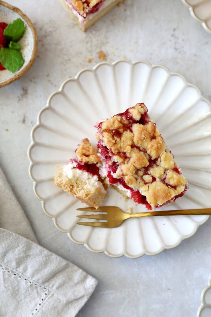 Ces carrés crumble cheesecake aux framboises sont irrésistiblement gourmandes, faciles à préparer et à partager
