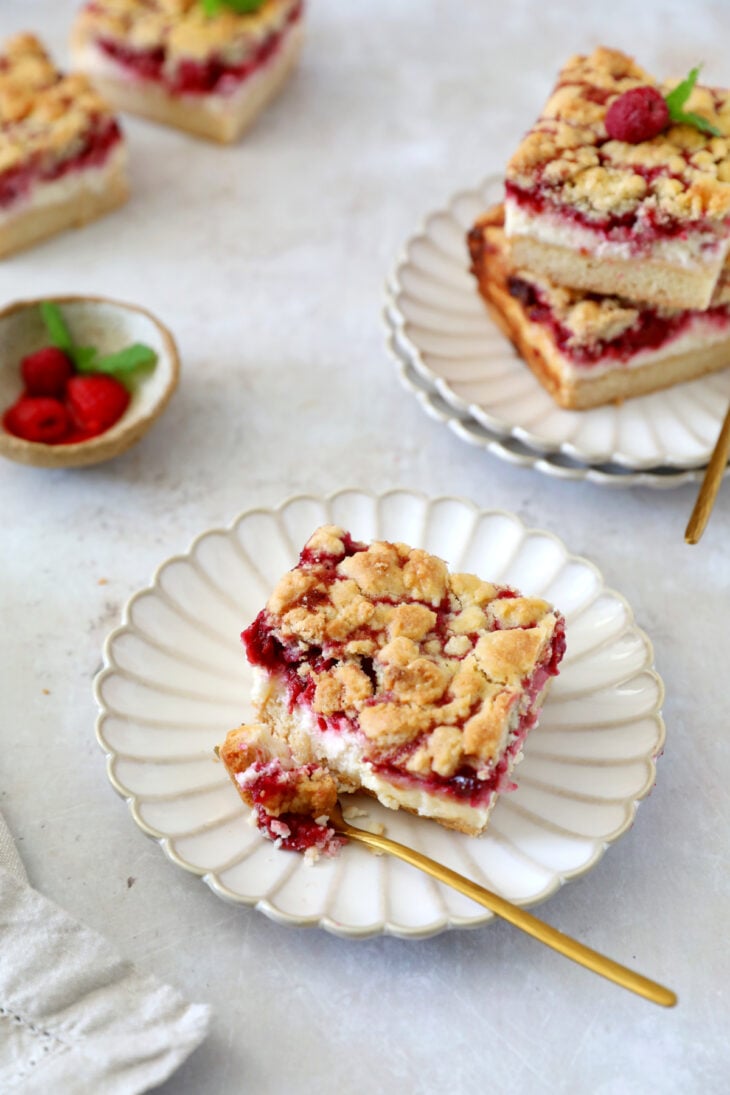 Ces carrés crumble cheesecake aux framboises sont irrésistiblement gourmandes, faciles à préparer et à partager