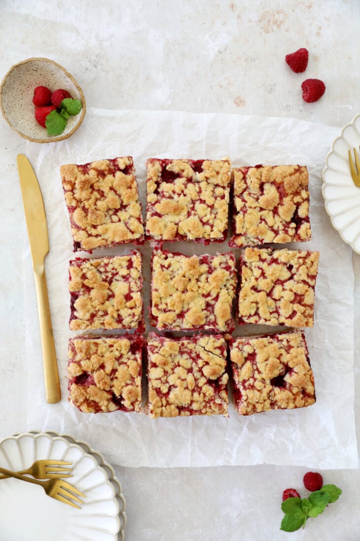 Ces carrés crumble cheesecake aux framboises sont irrésistiblement gourmandes, faciles à préparer et à partager