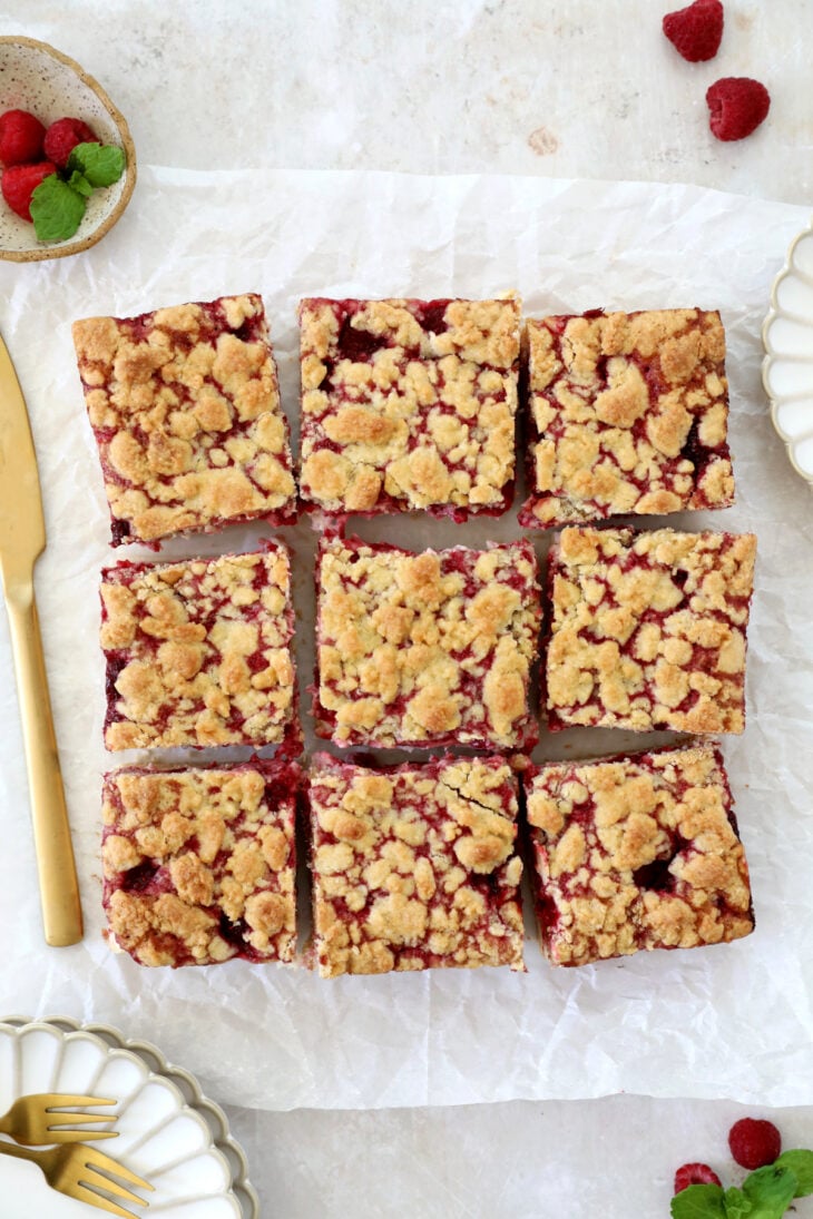 Ces carrés crumble cheesecake aux framboises sont irrésistiblement gourmandes, faciles à préparer et à partager