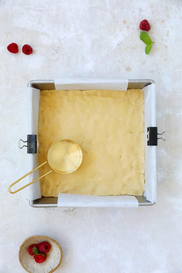 Ces carrés crumble cheesecake aux framboises sont irrésistiblement gourmandes, faciles à préparer et à partager