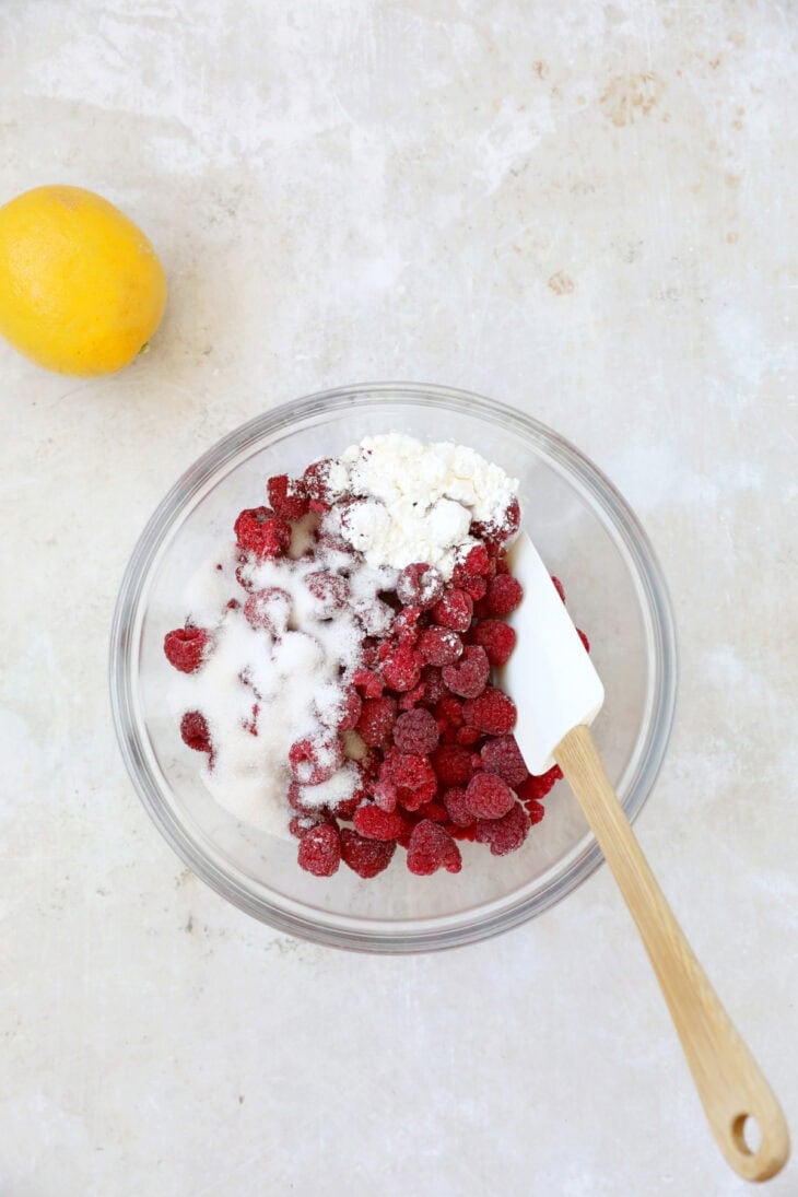 Ces carrés crumble cheesecake aux framboises sont irrésistiblement gourmandes, faciles à préparer et à partager