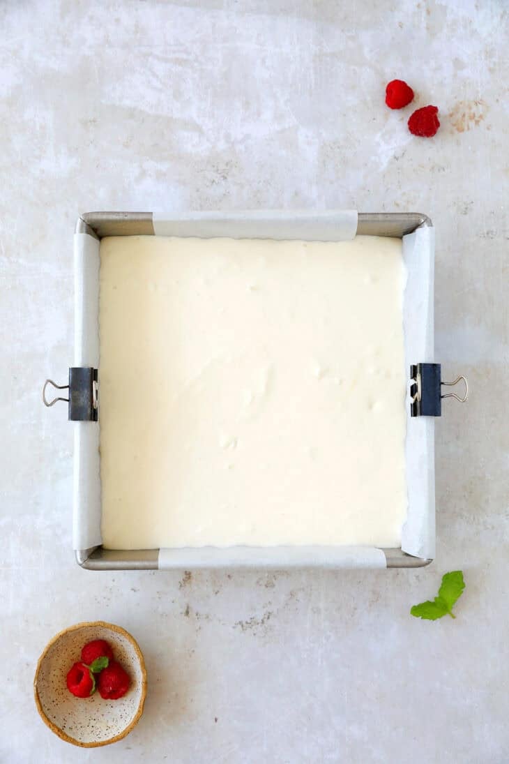 Ces carrés crumble cheesecake aux framboises sont irrésistiblement gourmandes, faciles à préparer et à partager