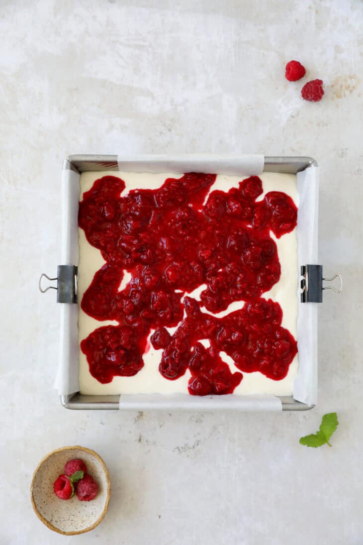 Ces carrés crumble cheesecake aux framboises sont irrésistiblement gourmandes, faciles à préparer et à partager