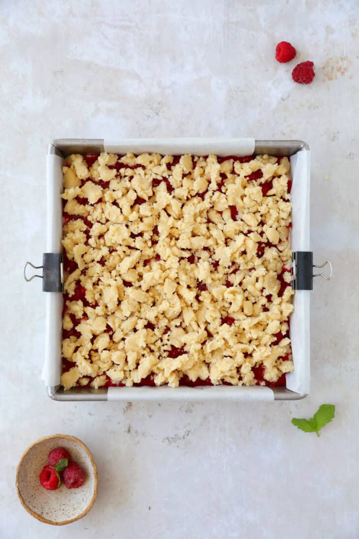 Ces carrés crumble cheesecake aux framboises sont irrésistiblement gourmandes, faciles à préparer et à partager