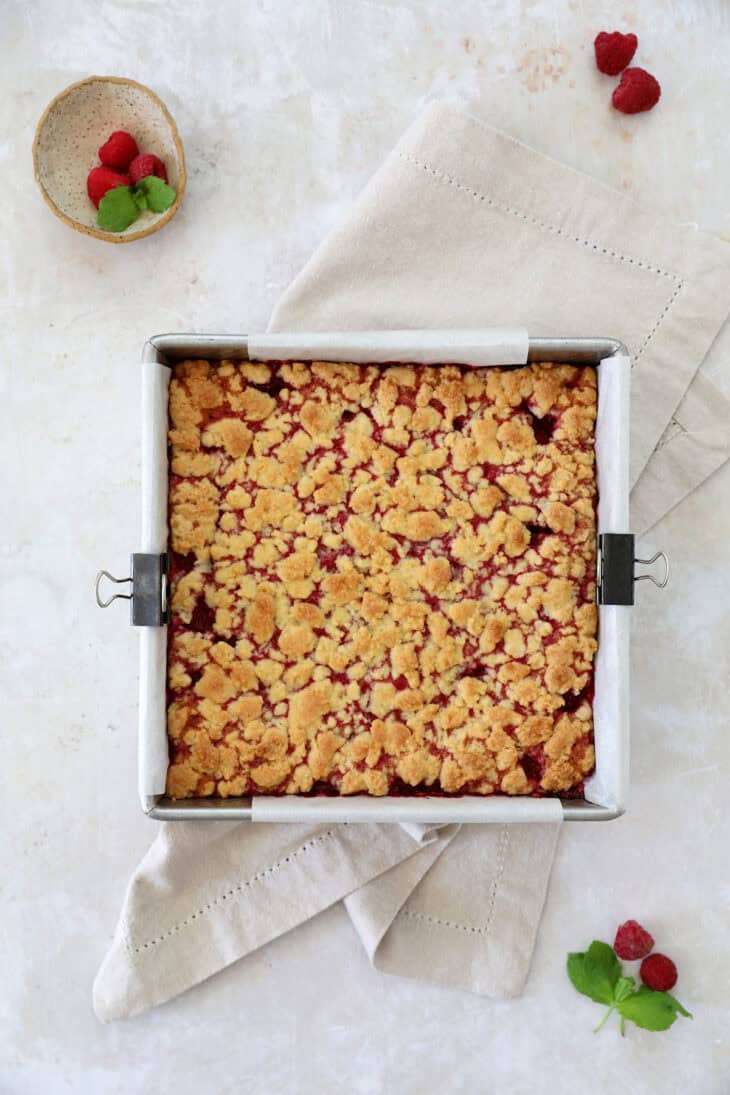 Ces carrés crumble cheesecake aux framboises sont irrésistiblement gourmandes, faciles à préparer et à partager