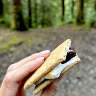Les s'mores au feu de bois, ce sont des chamallows grillés et placés entre deux biscuits avec un morceau de chocolat.