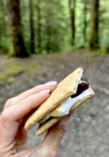 Les s'mores au feu de bois, ce sont des chamallows grill&eacute;s et plac&eacute;s entre deux biscuits avec un morceau de chocolat.
