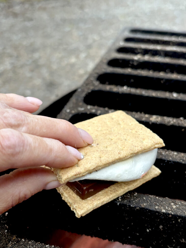 Les s'mores au feu de bois, ce sont des chamallows grillés et placés entre deux biscuits avec un morceau de chocolat.