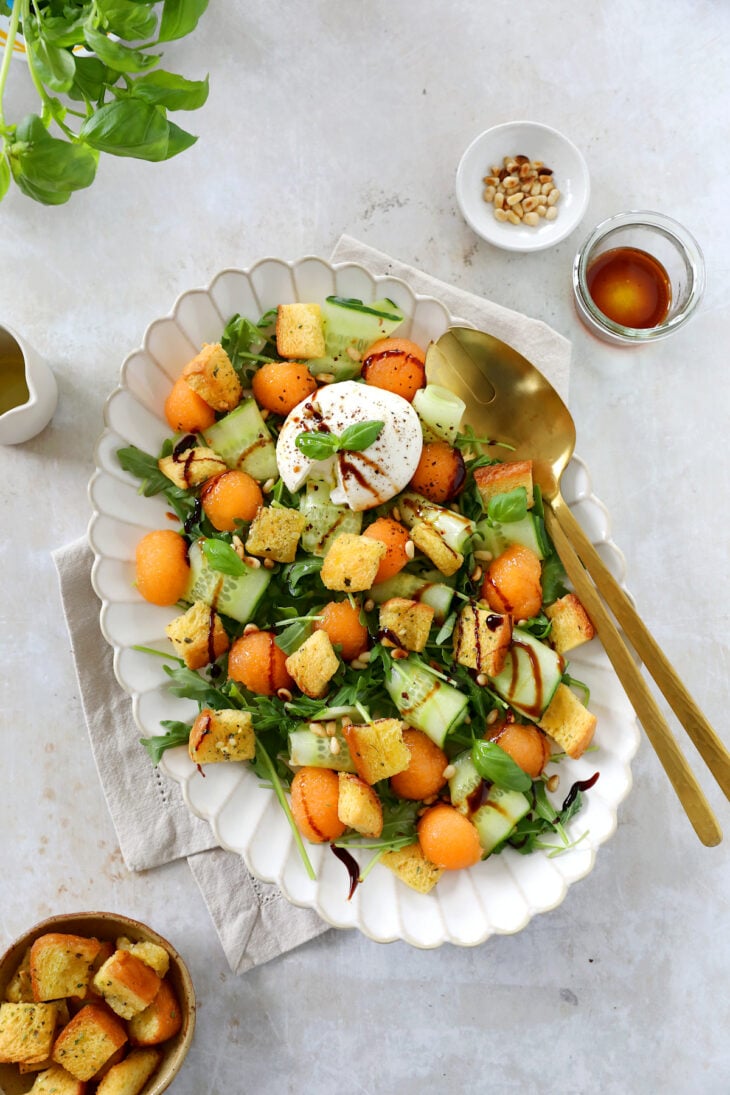 Cette délicieuse salade de melon, burrata et croûtons de brioche aux herbes est une idée simple et légère pour les chaudes journées d'été.