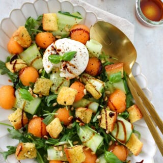 Cette délicieuse salade de melon, burrata et croûtons de brioche aux herbes est une idée simple et légère pour les chaudes journées d'été.