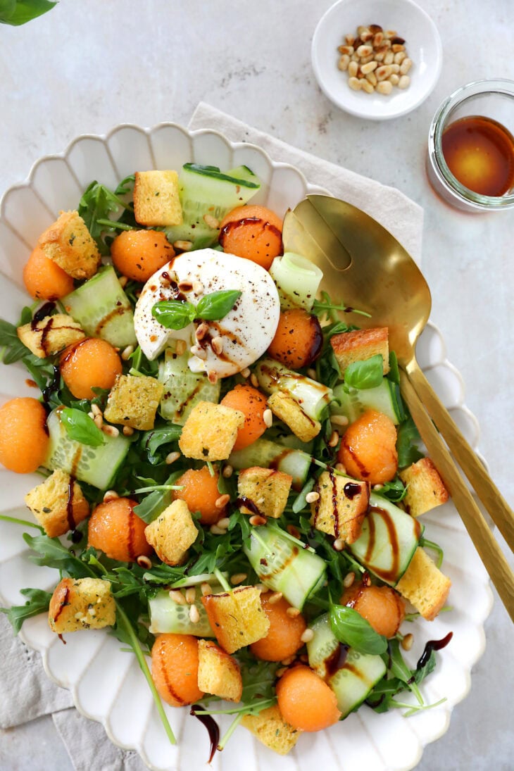 Cette délicieuse salade de melon, burrata et croûtons de brioche aux herbes est une idée simple et légère pour les chaudes journées d'été.