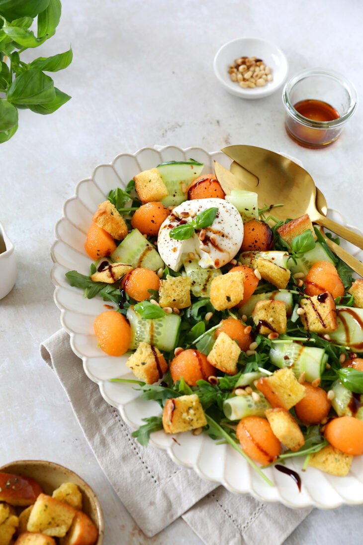 Cette délicieuse salade de melon, burrata et croûtons de brioche aux herbes est une idée simple et légère pour les chaudes journées d'été.
