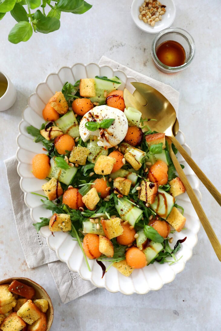 Cette délicieuse salade de melon, burrata et croûtons de brioche aux herbes est une idée simple et légère pour les chaudes journées d'été.