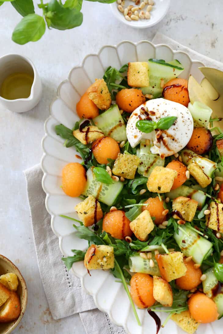 Cette délicieuse salade de melon, burrata et croûtons de brioche aux herbes est une idée simple et légère pour les chaudes journées d'été.