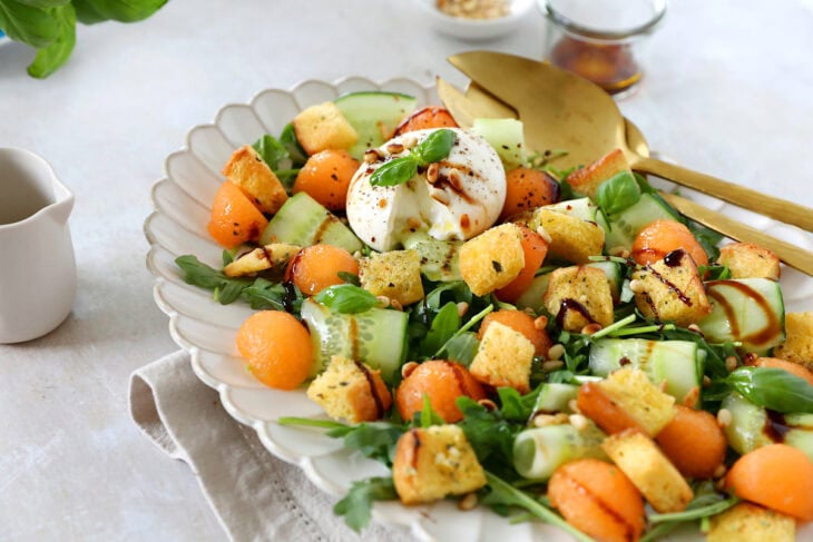 Cette délicieuse salade de melon, burrata et croûtons de brioche aux herbes est une idée simple et légère pour les chaudes journées d'été.