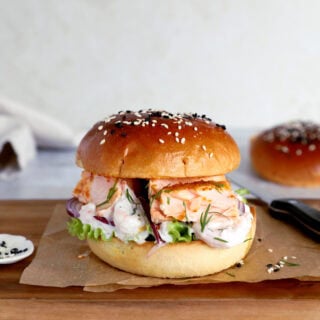 Try this fantastic Nordic salmon burger prepared with salmon fillets and a creamy shrimp and caper mixture.