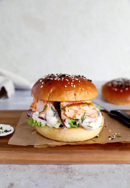 Ce burger nordique au saumon est pr&eacute;par&eacute; avec des filets de saumon et une sauce cr&eacute;meuse aux crevettes et aux c&acirc;pres