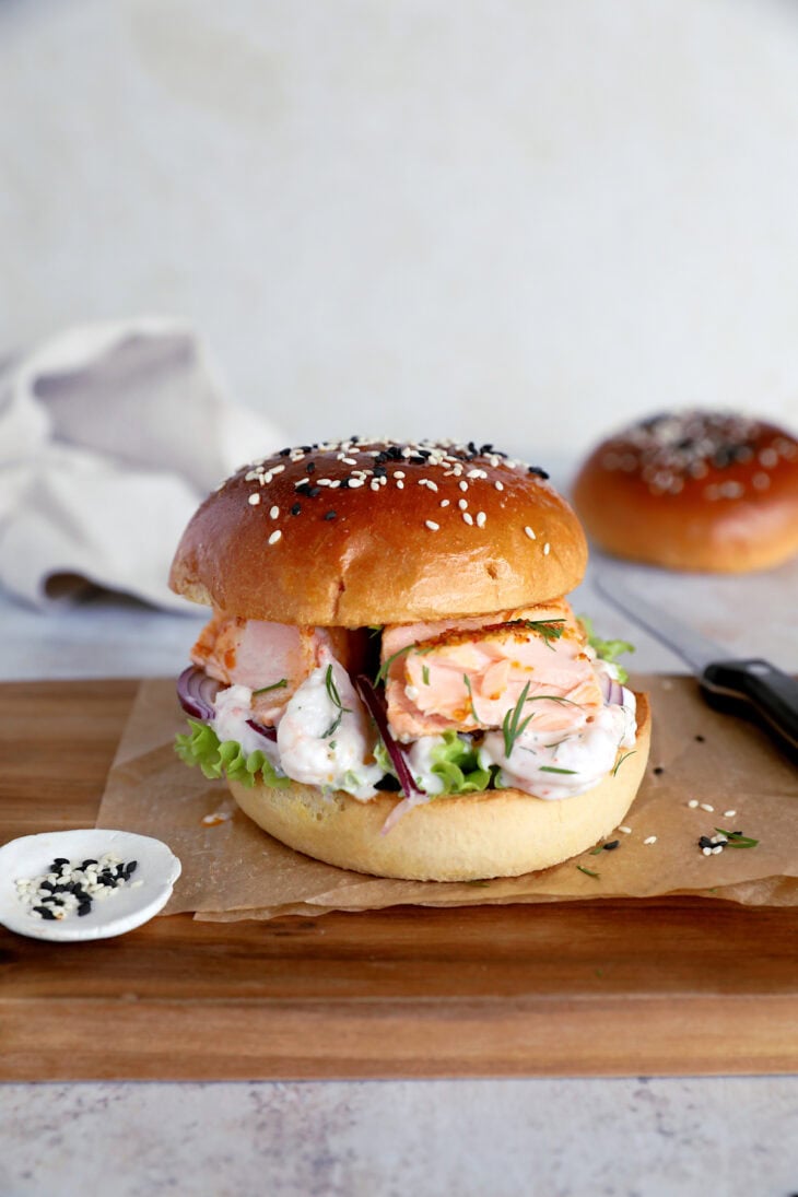 Try this fantastic Nordic salmon burger prepared with salmon fillets and a creamy shrimp and caper mixture.