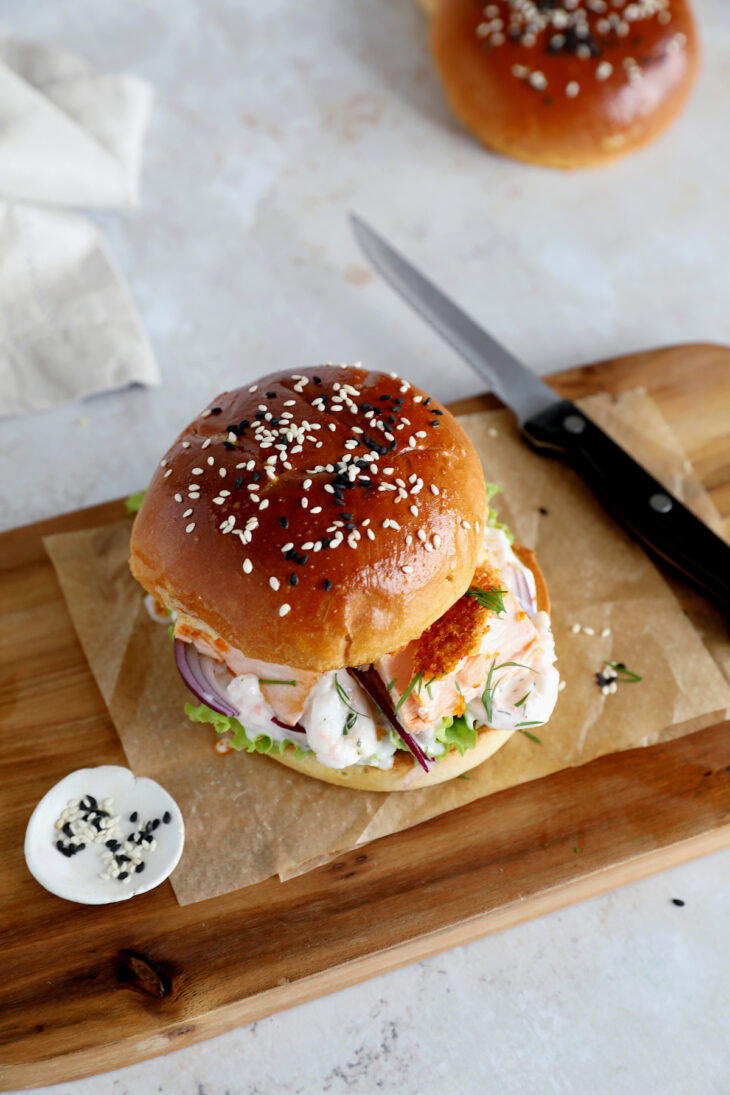 Try this fantastic Nordic salmon burger prepared with salmon fillets and a creamy shrimp and caper mixture.
