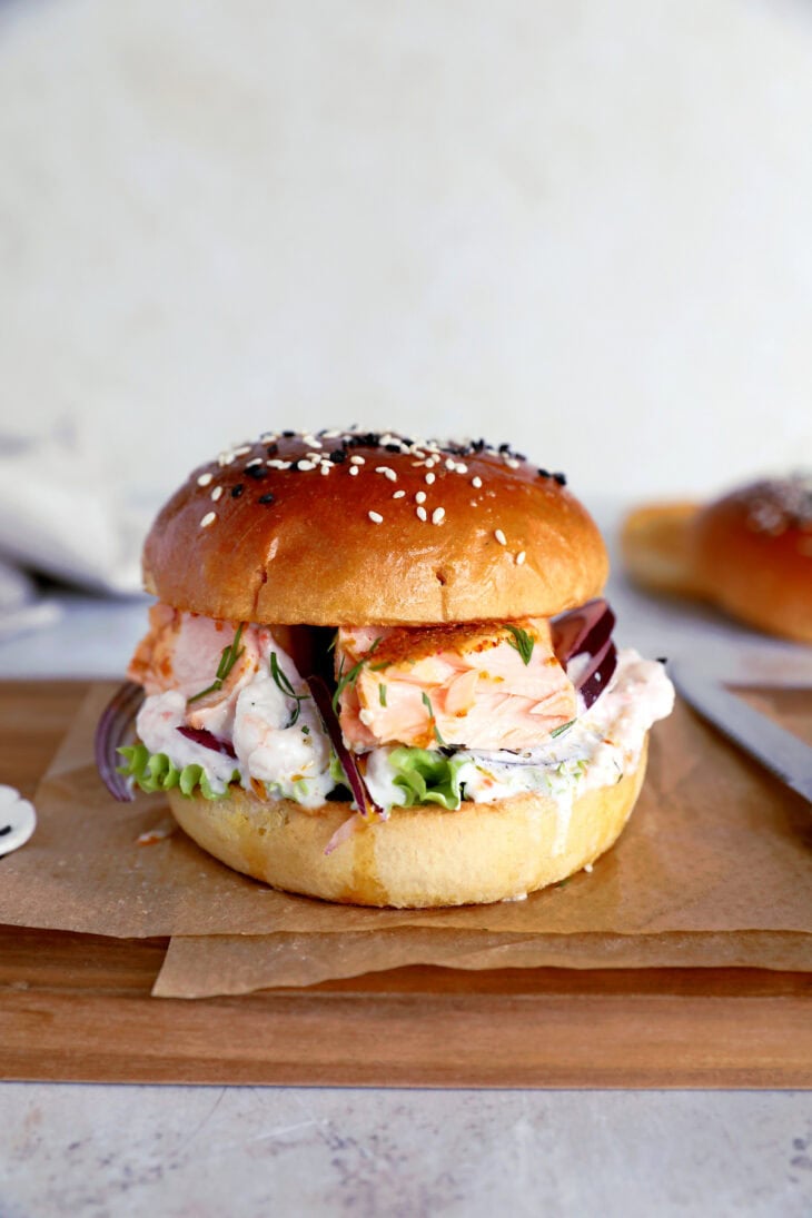 Try this fantastic Nordic salmon burger prepared with salmon fillets and a creamy shrimp and caper mixture.
