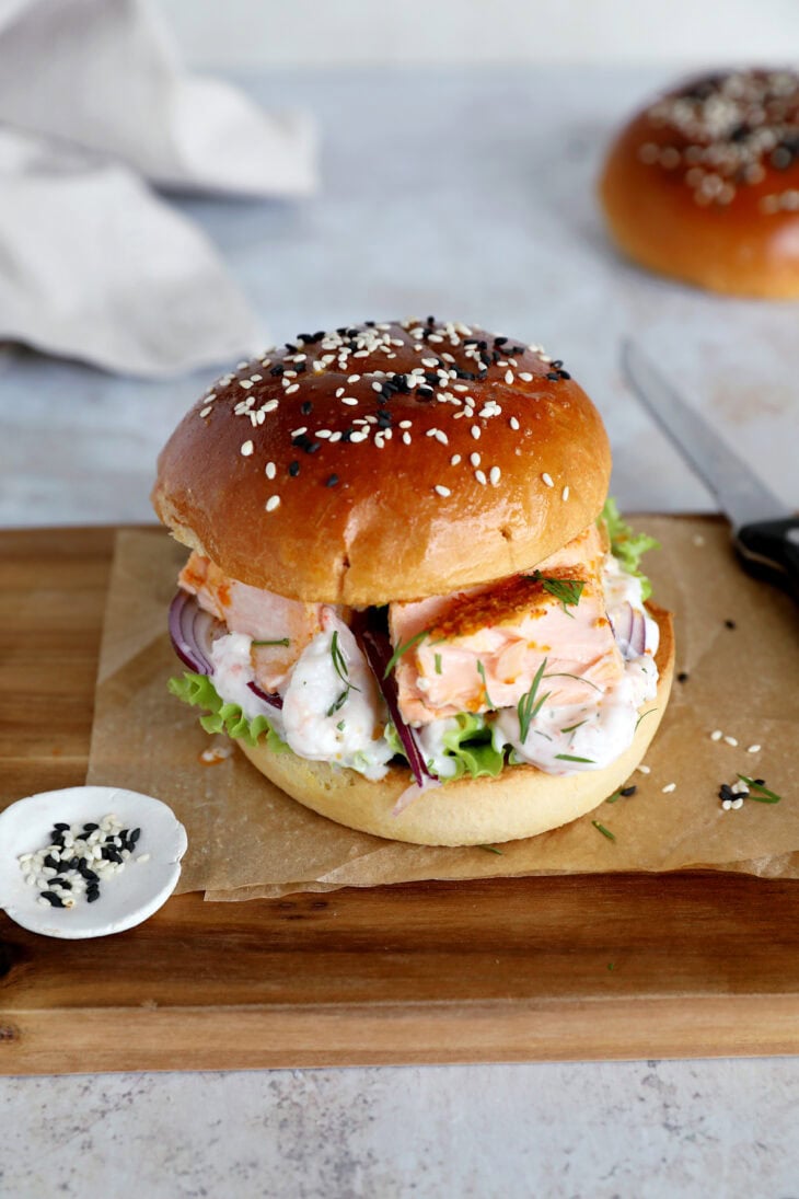 Try this fantastic Nordic salmon burger prepared with salmon fillets and a creamy shrimp and caper mixture.