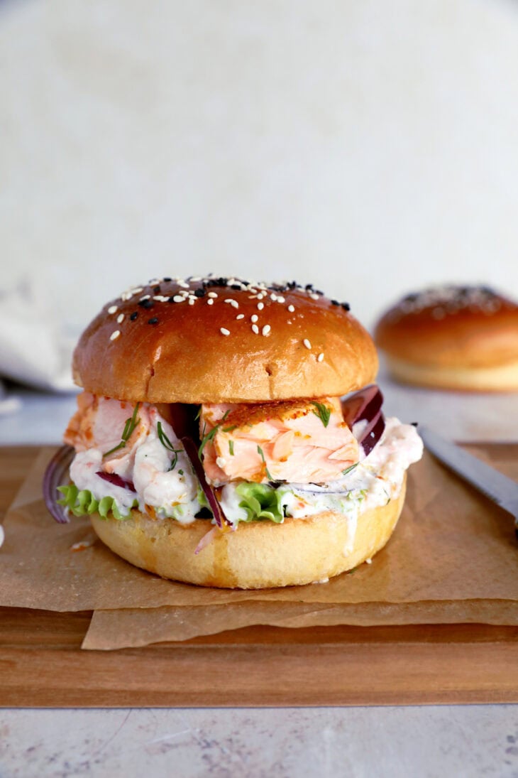Try this fantastic Nordic salmon burger prepared with salmon fillets and a creamy shrimp and caper mixture.
