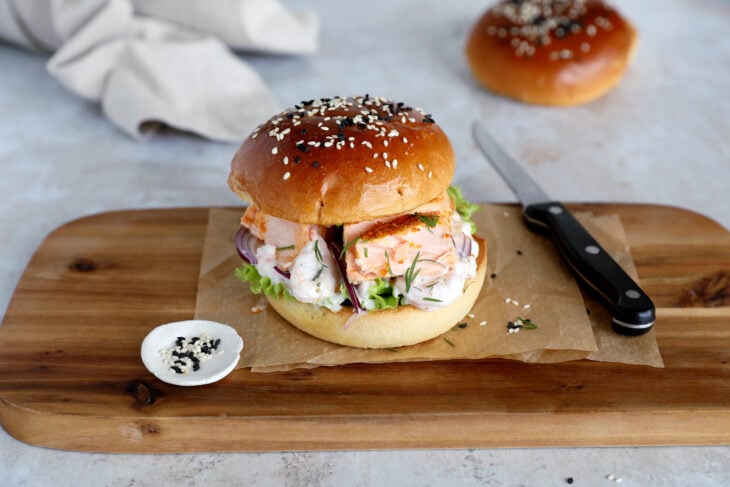 Try this fantastic Nordic salmon burger prepared with salmon fillets and a creamy shrimp and caper mixture.