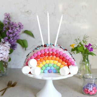 Ce gâteau arc-en-ciel Smarties est la star de tous les goûters d'anniversaire d'enfants. Un gâteau à la fois ultra simple et époustouflant.