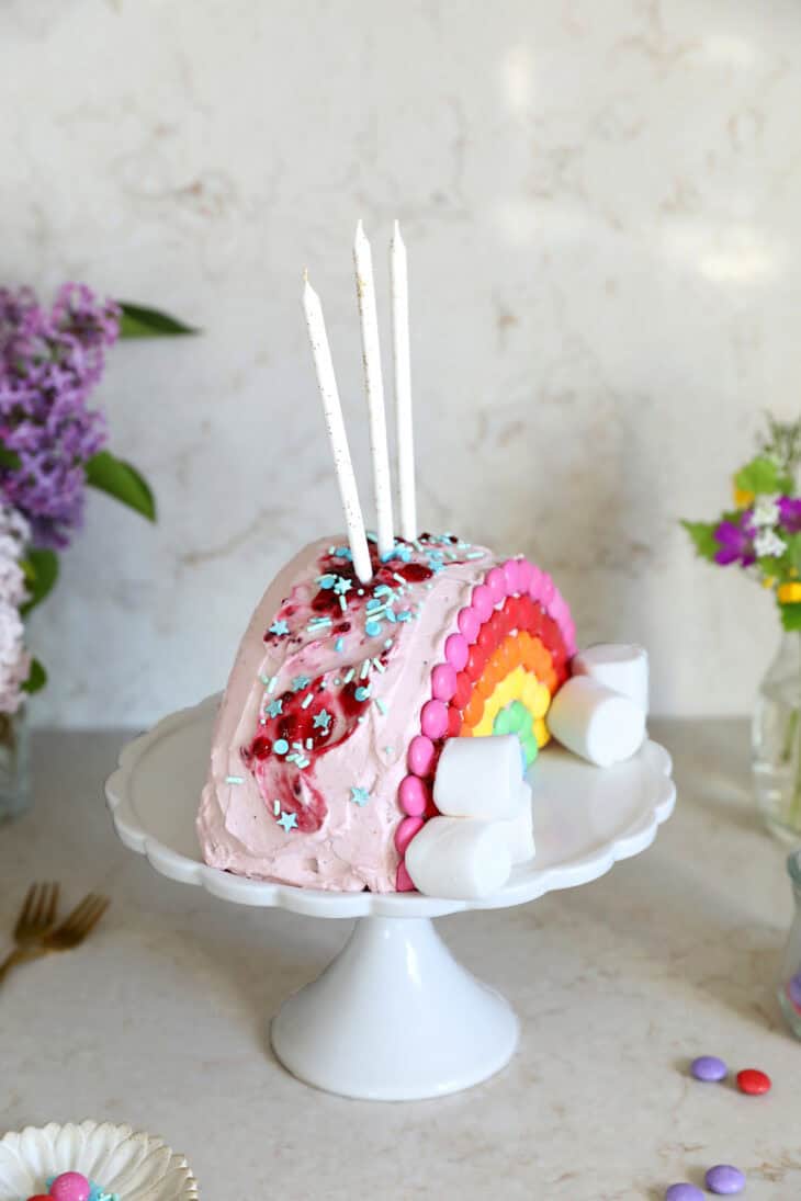 Ce gâteau arc-en-ciel Smarties est la star de tous les goûters d'anniversaire d'enfants. Un gâteau à la fois ultra simple et époustouflant.