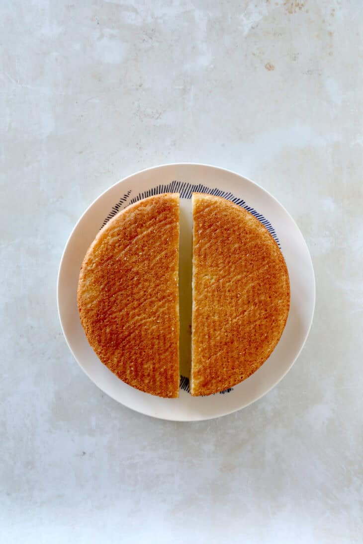 Ce gâteau arc-en-ciel Smarties est la star de tous les goûters d'anniversaire d'enfants. Un gâteau à la fois ultra simple et époustouflant.