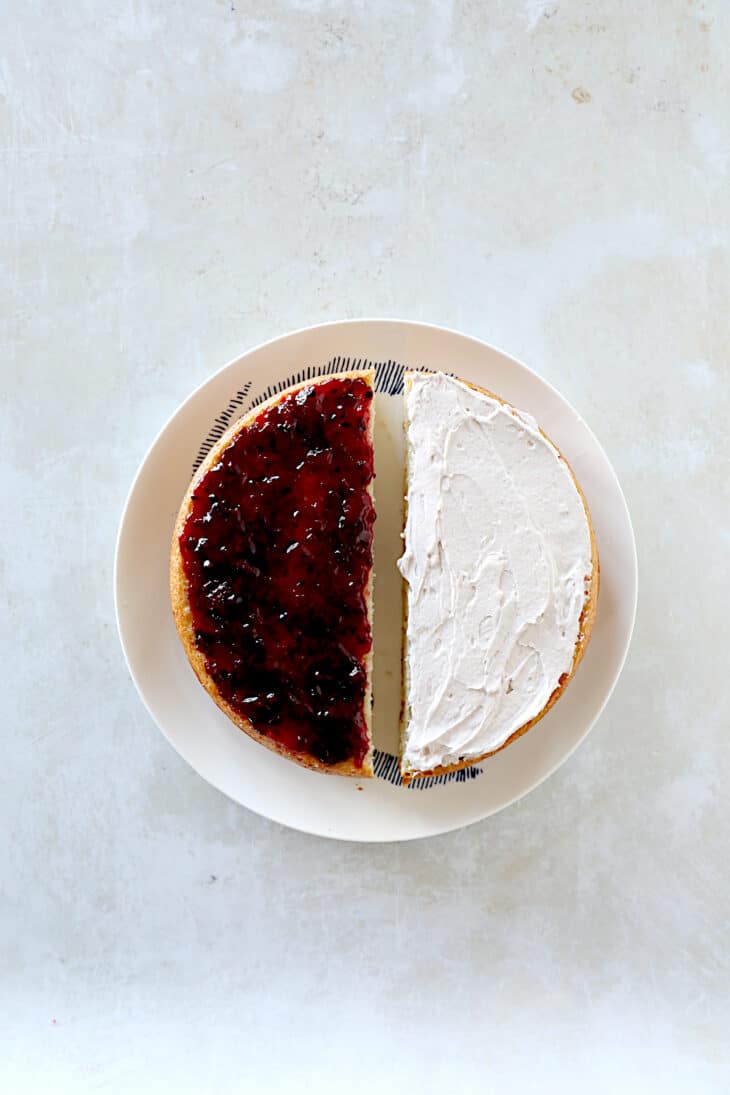 Ce gâteau arc-en-ciel Smarties est la star de tous les goûters d'anniversaire d'enfants. Un gâteau à la fois ultra simple et époustouflant.