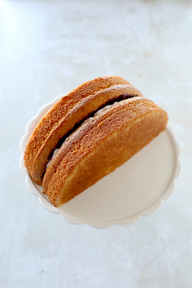 Ce gâteau arc-en-ciel Smarties est la star de tous les goûters d'anniversaire d'enfants. Un gâteau à la fois ultra simple et époustouflant.