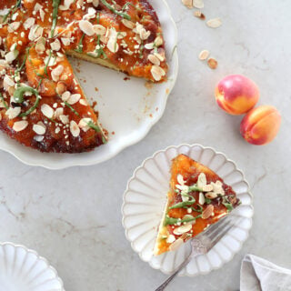 Le g&acirc;teau renvers&eacute; aux abricots, c'est une recette de grand-m&egrave;re qui fleure bon l'enfance. Un dessert d'&eacute;t&eacute; tout doux et &eacute;tonnament simple &agrave; pr&eacute;parer.