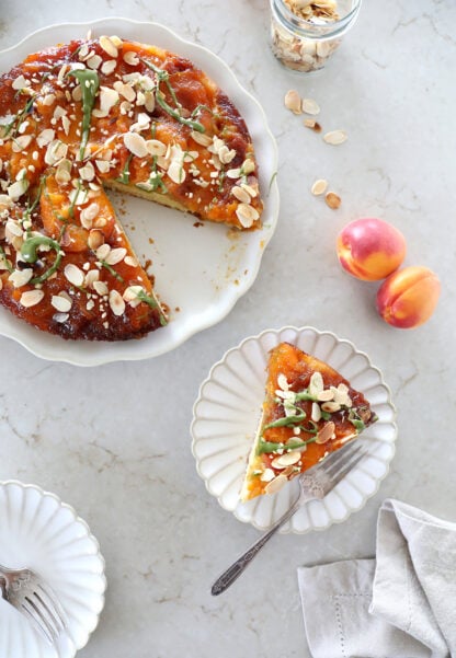 Le g&acirc;teau renvers&eacute; aux abricots, c'est une recette de grand-m&egrave;re qui fleure bon l'enfance. Un dessert d'&eacute;t&eacute; tout doux et &eacute;tonnament simple &agrave; pr&eacute;parer.
