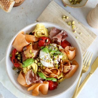 Cette salade de tortellini, melon, prosciutto et burrata mêle simplicité et élégance avec brio. Un plat aux saveurs d'été comme on les aime.