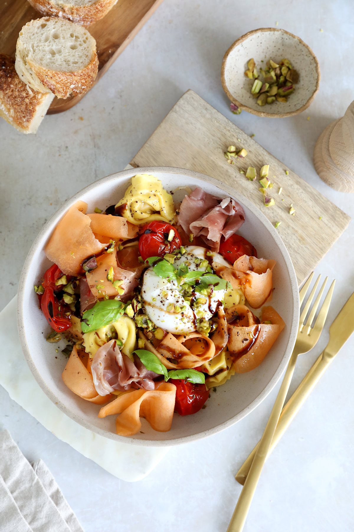 Salade de tortellini, melon, prosciutto et burrata
