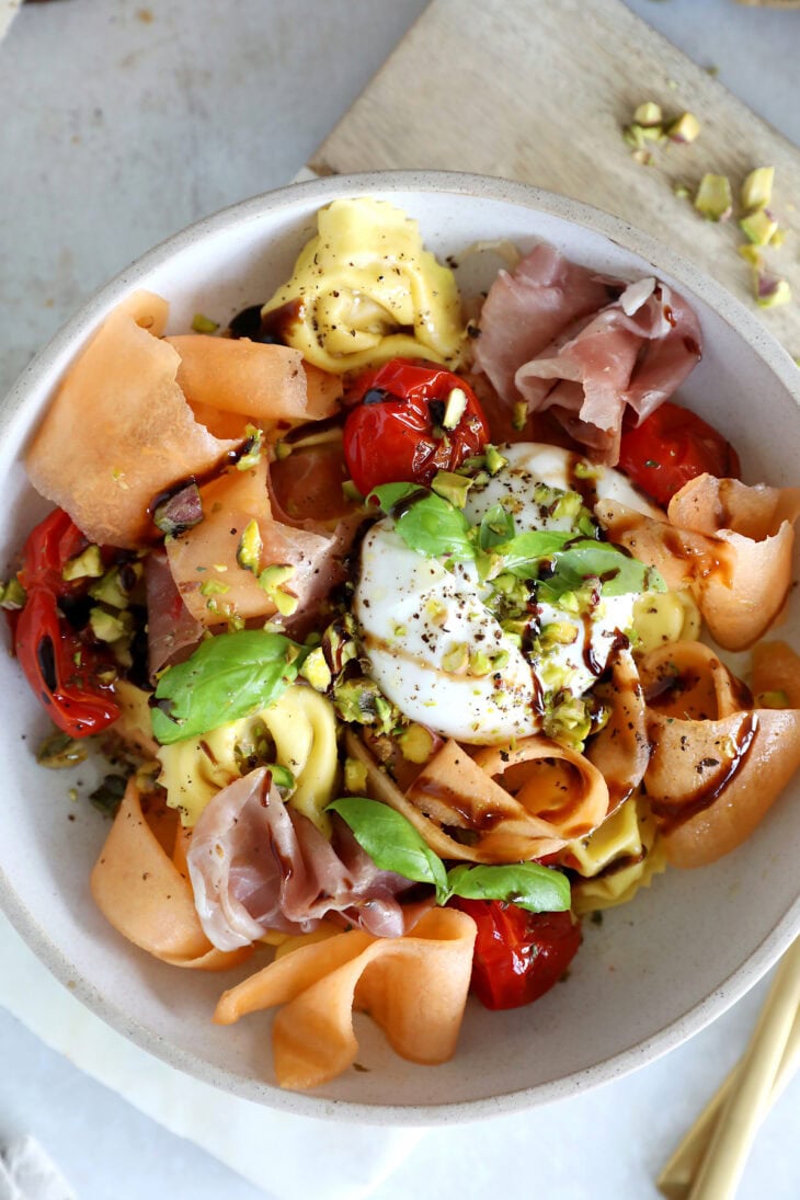 Cette salade de tortellini, melon, prosciutto et burrata mêle simplicité et élégance avec brio. Un plat aux saveurs d'été comme on les aime.